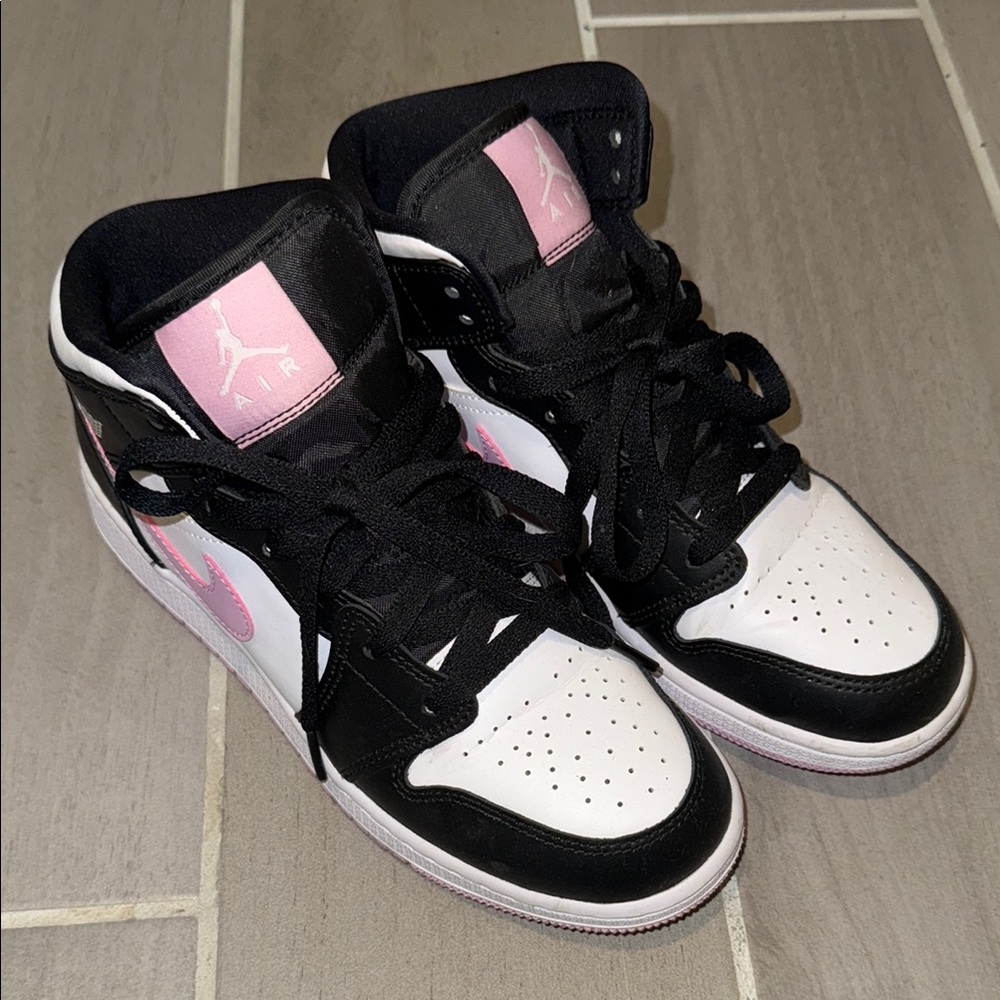 Nike Jordan 1 mid US Size 6Y white black light arctic pink